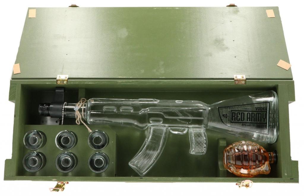 Kalashnikov Coffret Red Army Vodka avec Verres a Shots 1,2 L : :  Epicerie